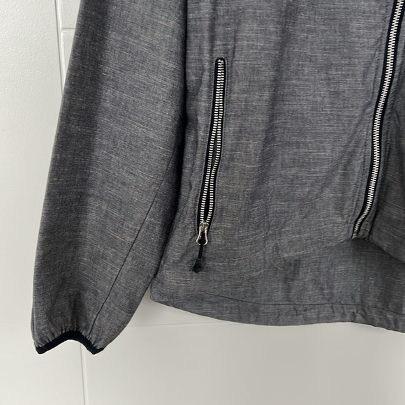 Nike Men’s Lightweight Zipper Jacket with Hidden Hood - Picture 3 of 7